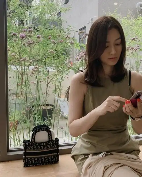 公开的照片中,孙泰英在咖啡馆见到熟人,度过了闲暇时