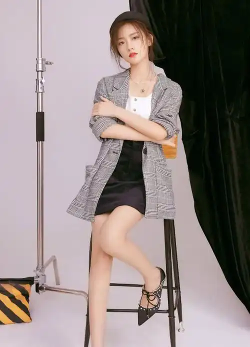 陈意涵的脚可真金贵穿凉鞋也要穿加绒的又想美又怕冻着