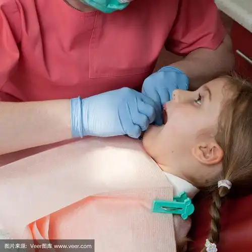 小女孩在看牙医