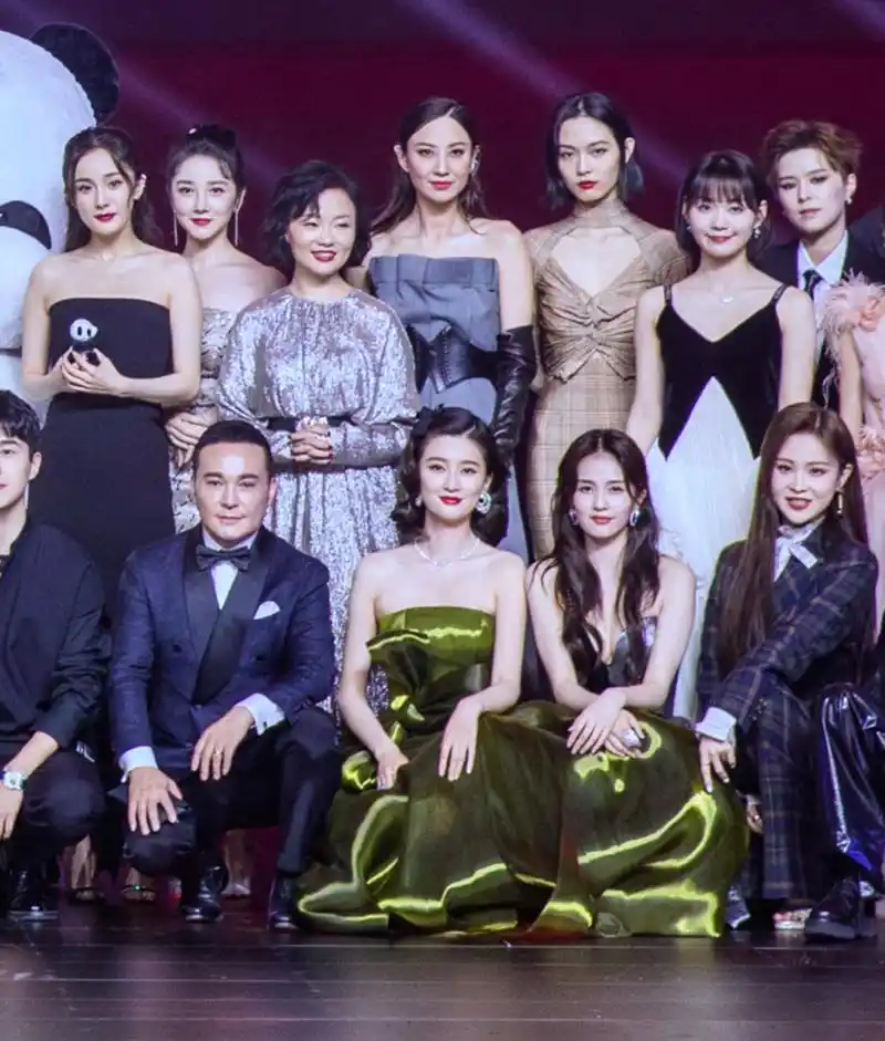 30多位明星大合影,杨幂马伊琍咖位高,细节能看出艺人交际能力|杨幂|陈