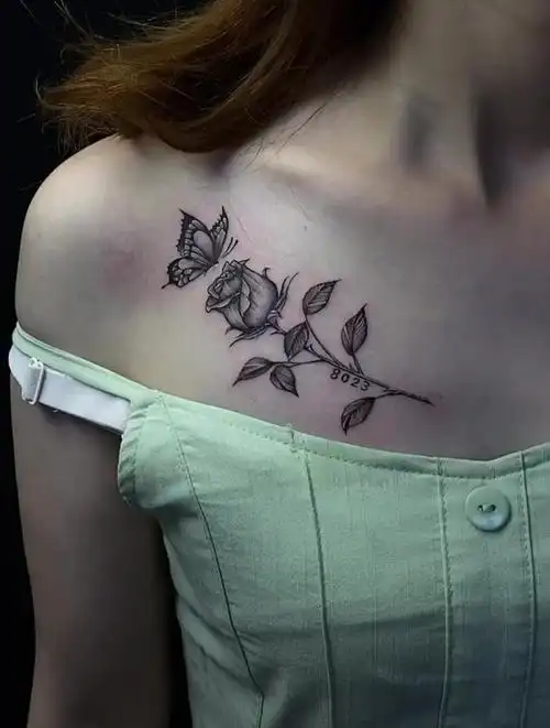 小姐姐锁骨纹身,美女和玫瑰花,相性真的很高啊