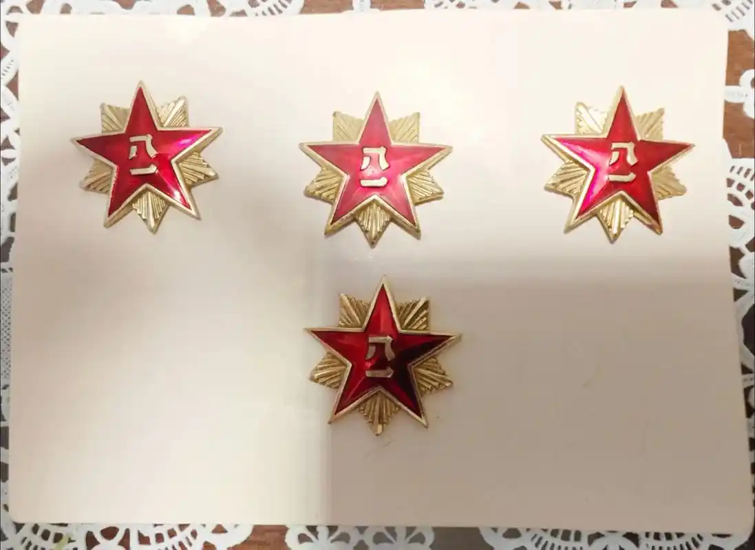 儿子在幼儿园手工课时的作品,把87式陆军领花镶嵌在纸板上