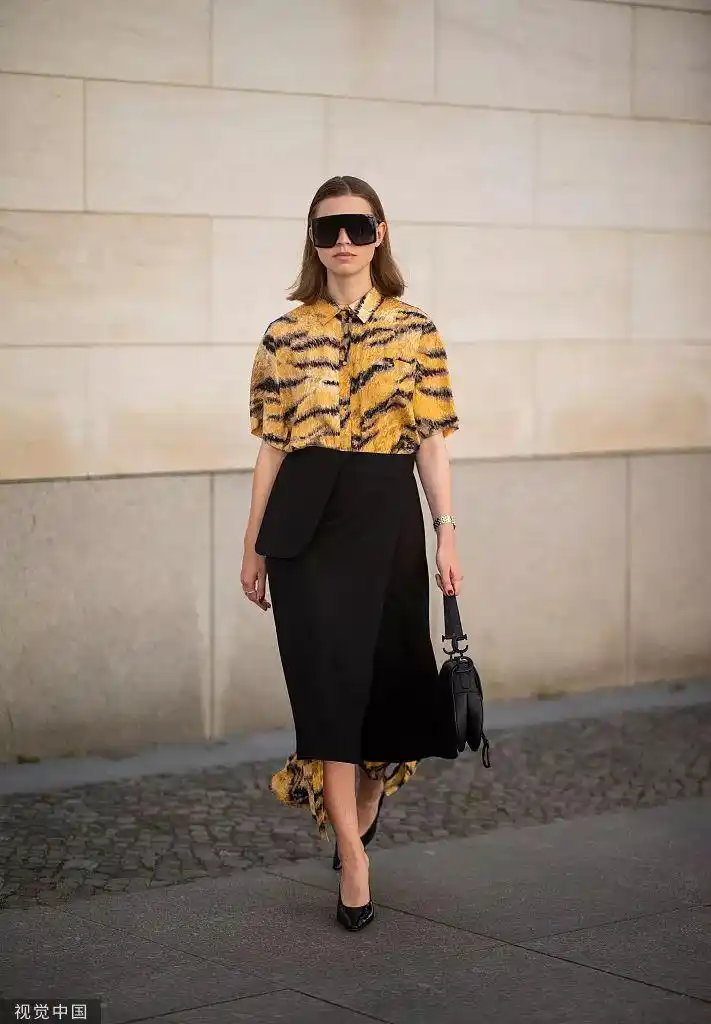 夏末初秋穿什么当然是最拉风的印花衬衫