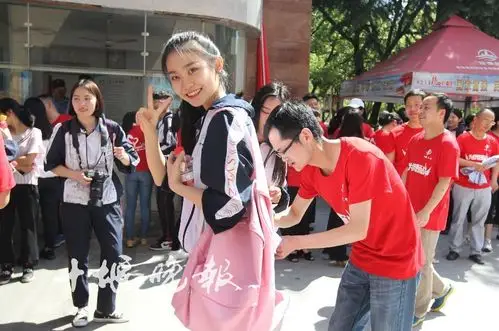 今天的十堰市二中已经被泪水淹没