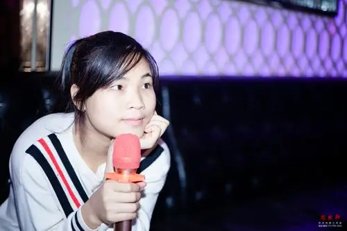 ktv里拍摄前来唱歌的女孩