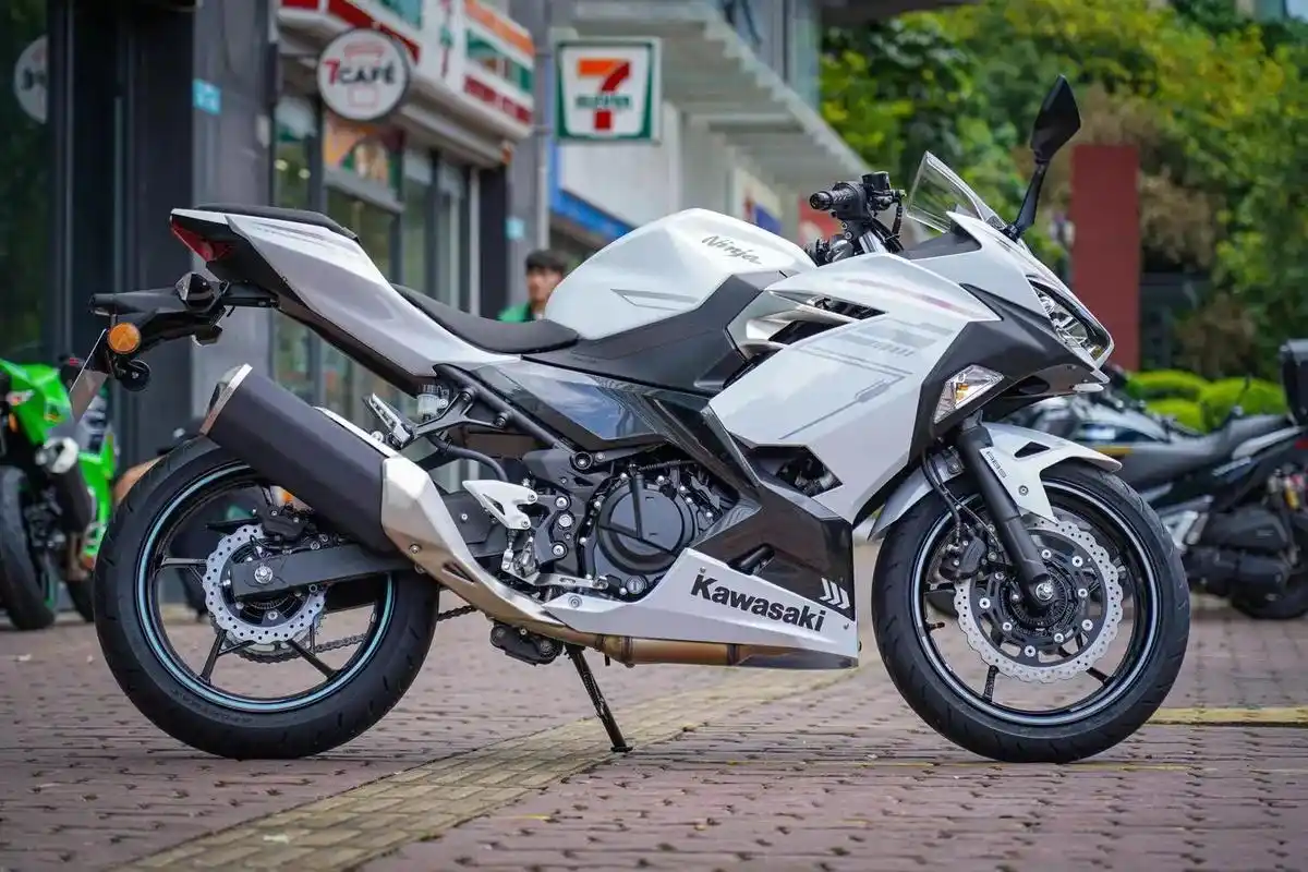 川崎23款忍者400白色.白色渐变真的好好看,还是限量版#川 - 抖音