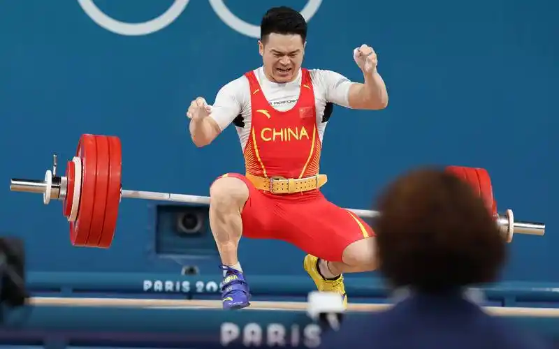 8月9日凌晨,巴黎奥运会举重男子73公斤比赛,石智勇在抓举领先第二