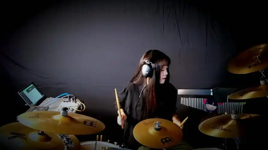 活动  女生架子鼓演奏《你的答案》,娓娓道出都市爱恨悲欢,直达心底