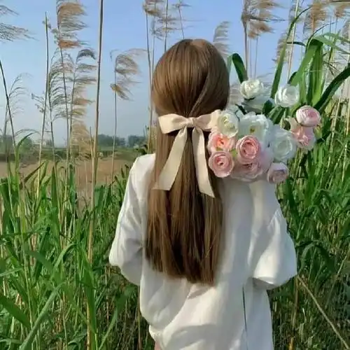 头顶戴白色蝴蝶结的女生背影头像 温柔女生真实照片头像图