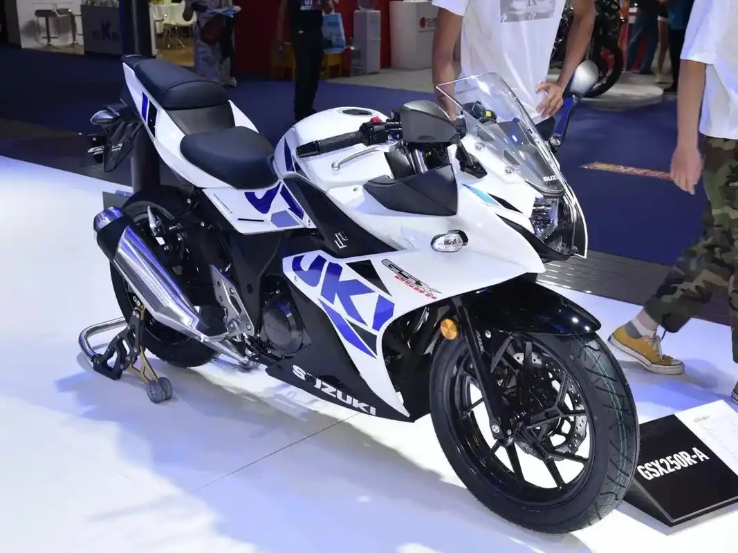 每日机车分享(一):豪爵铃木gsx250 今天我们小谈一下gsx250,本人最近