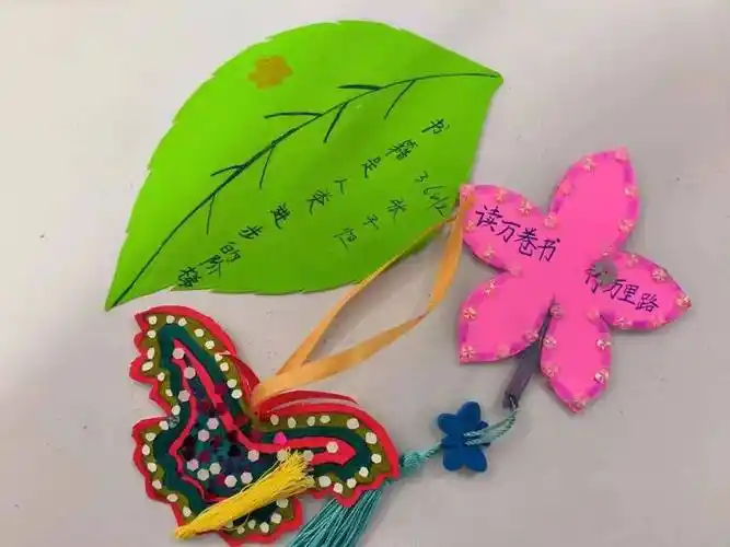 【教学教研】巧手做书签,方寸蕴书情_活动_服务_家长