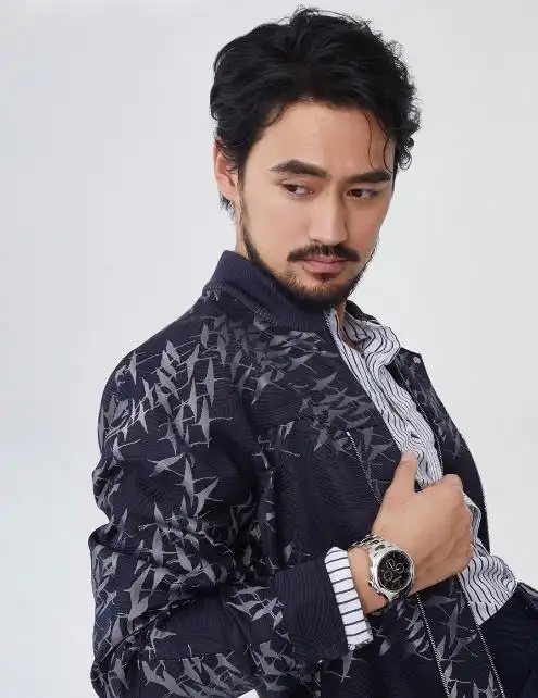 相比于年轻男性,大叔更加成熟稳重,这也是女性被吸引到大叔身边的原因