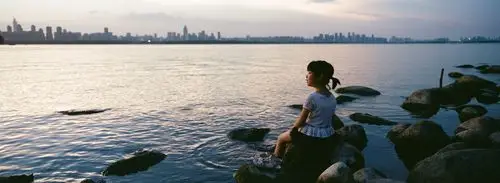 湖畔玩水的女孩