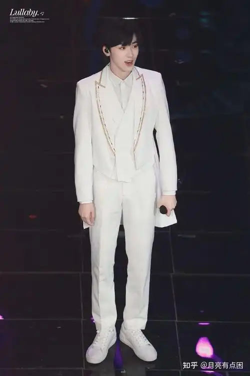 想要宋亚轩的全身照最好的是在练习室里的有吗