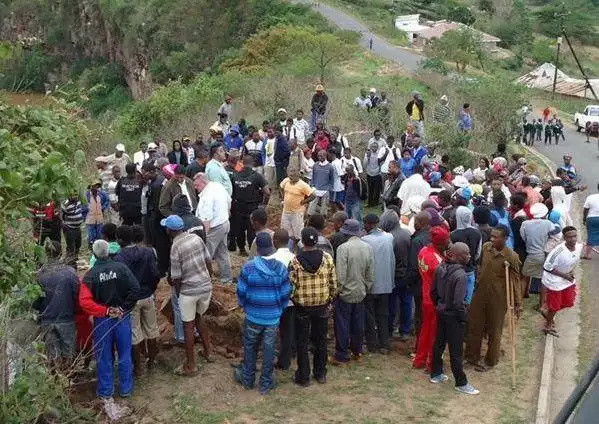 路边无数人在那围观看到里面做的事头皮真发麻