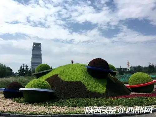 航天主题绿雕亮相西安街头