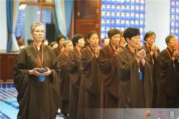 齐修药师法,共授八关斋|忠明大和尚为修法居士授八关斋戒