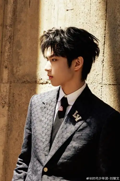 微博电影之夜|    身穿lv暗格纹西装套装亮相,今天是青年演员刘耀文