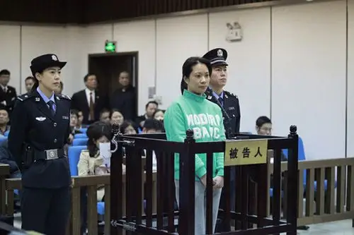 图为被告人在庭审现场.