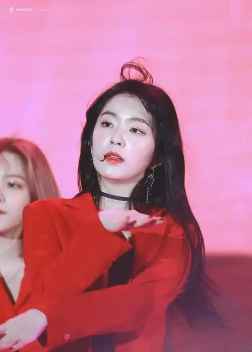 裴珠泫舞台造型图集,甜美中带着野性,尽显红色魅力