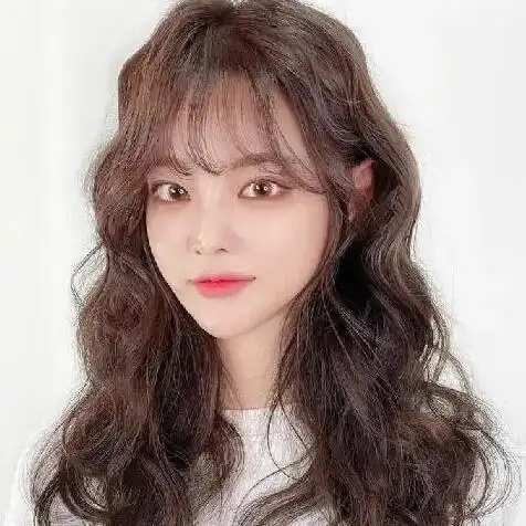 女生2022烫发发型中长发,性感又撩人烫发发型