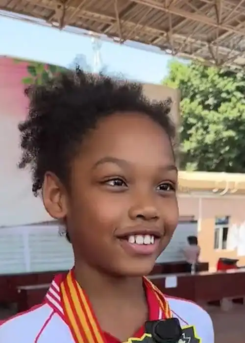 9岁中非混血儿屡次打破校运会纪录偶像是吴艳妮梦想当运动员为中国