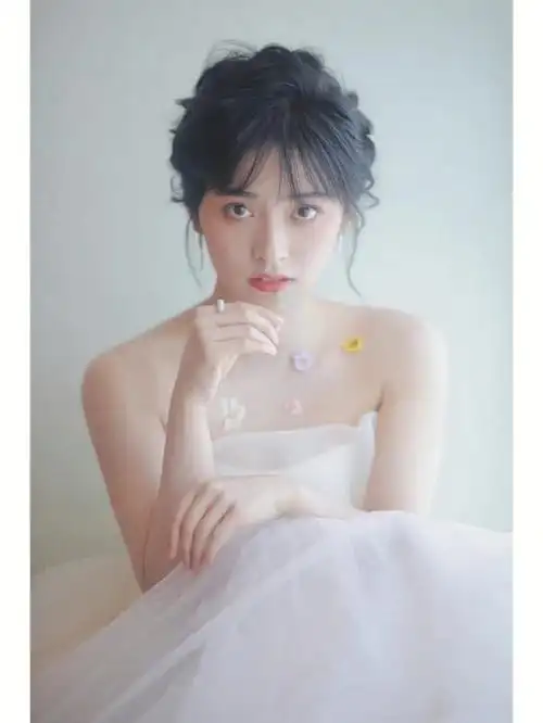 沈月金鸡奖闭幕式红毯造型好像小公主