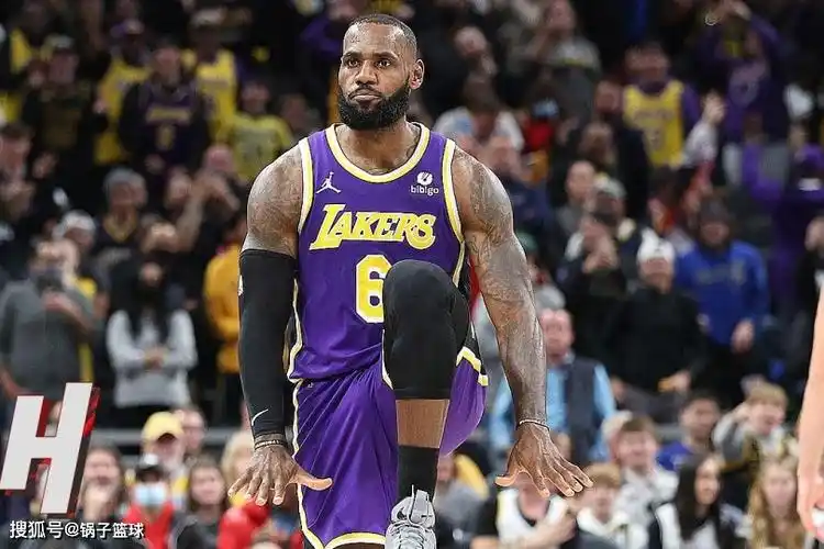 赛后被问到比赛中命中4分球后,秀出老詹同款庆祝动作时,王鹤棣直言