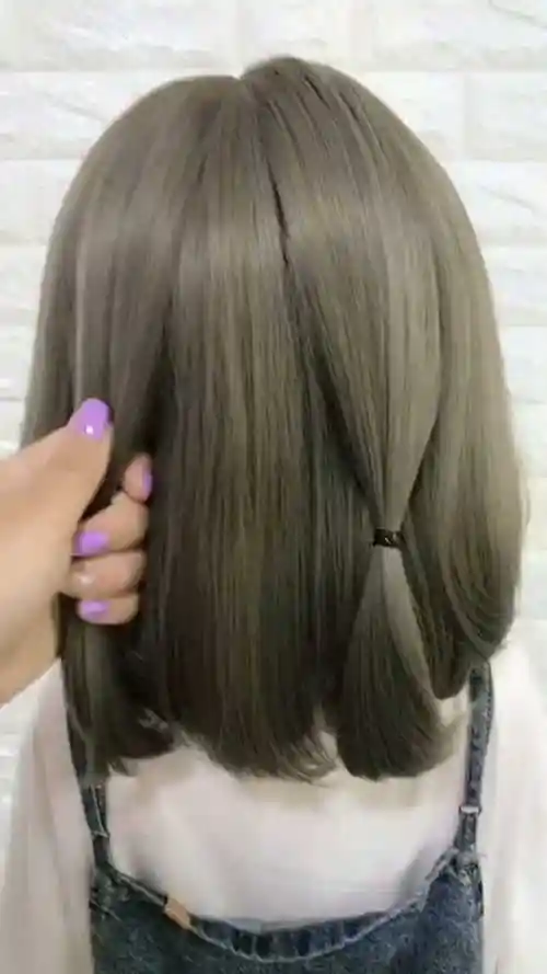 短发的女孩子穿校服这样扎头发.