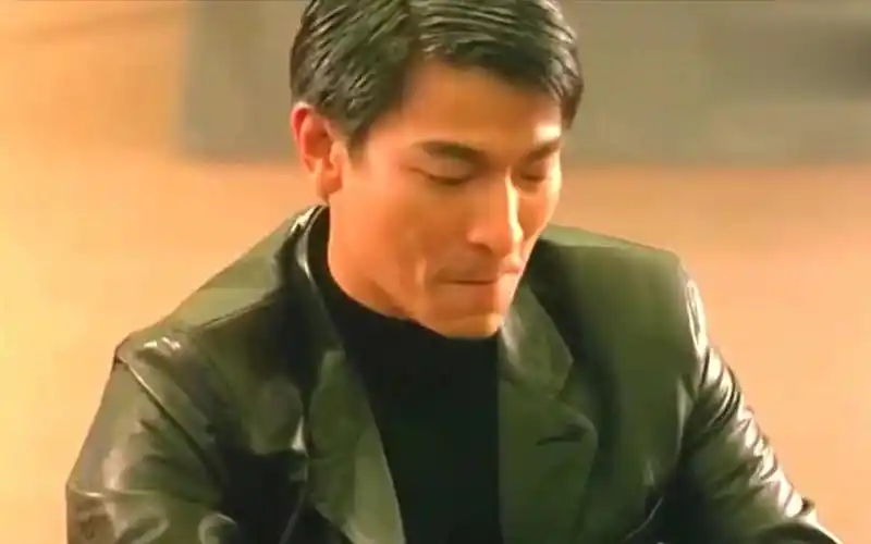 赌侠刘德华出老千机智提醒黑帮大哥小弟要叛变