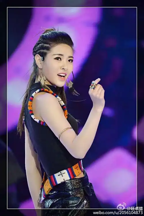 藏族歌手旺卓措的照片