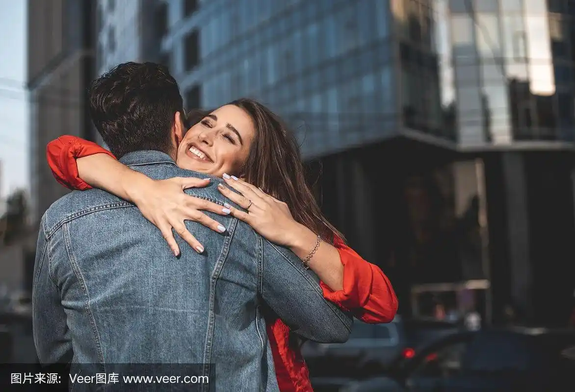 一对深情的情侣在街上拥抱