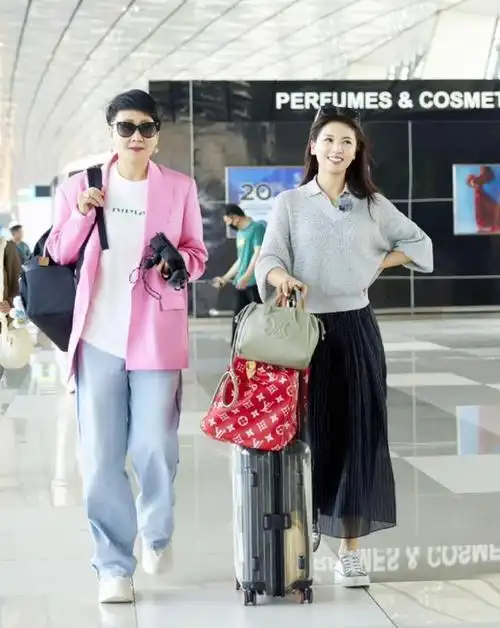 45岁刘涛日常穿搭有多"壕"?别看朴素不起眼,套套不低于五位数