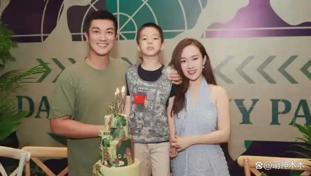 霍思燕带子女大方露面女儿身高直追嗯哼就读院校年费超30万