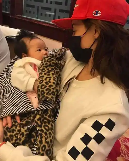 张柏芝这么久没露面,就是坐月子去了,就像她当年毫无预兆的生了第三胎