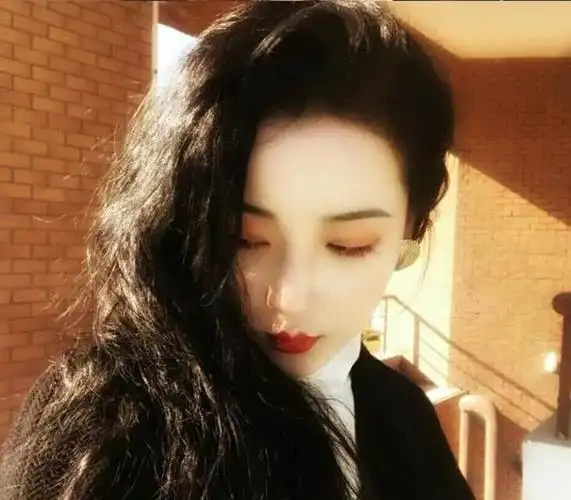 港风女生头像要脚踏实地才能够摘到星星揽到月亮