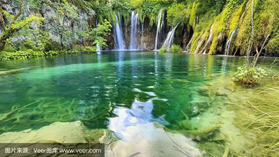 在夏天的白天,绿色森林里的蓝色瀑布的特写.特湖,克罗地亚