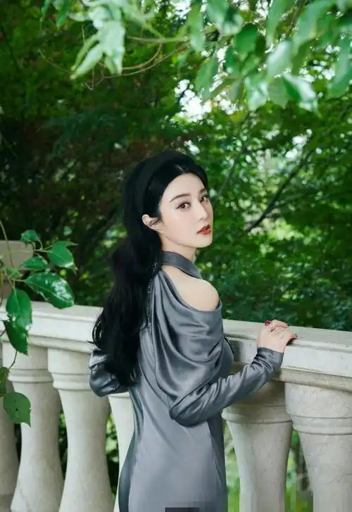 范冰冰穿无痕礼服大秀身材,我却在关注她那跟脸连在一起的怪耳朵