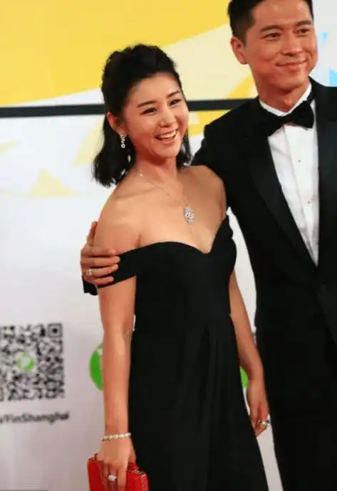 李小萌王雷在豪宅里庆生穿露背裙嫩得像个水蜜桃让人心动