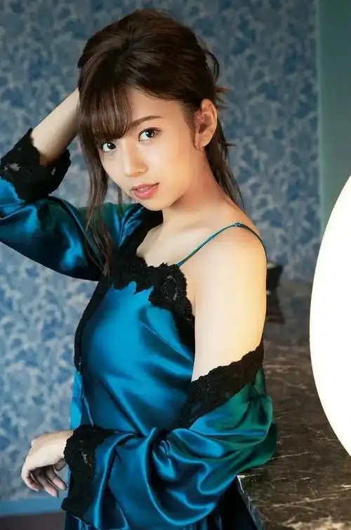 日本美女艺人新内真衣