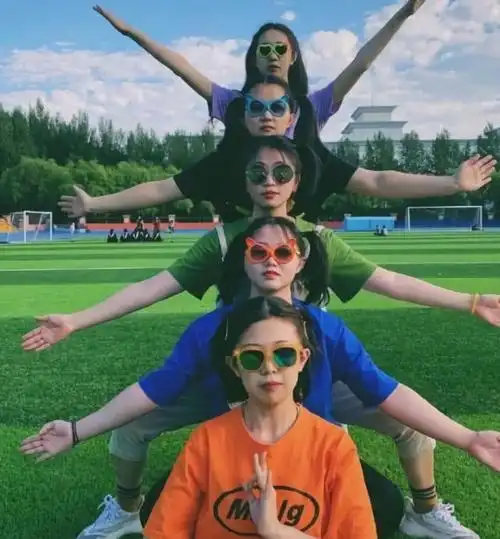 学生党合照的时候需要注意了,不管是姿势还是着装方面,都要尽量做到第