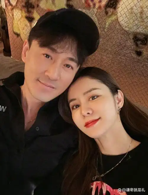 林峯和他的妻子张馨月的幸福生活让很多人羡慕不已.