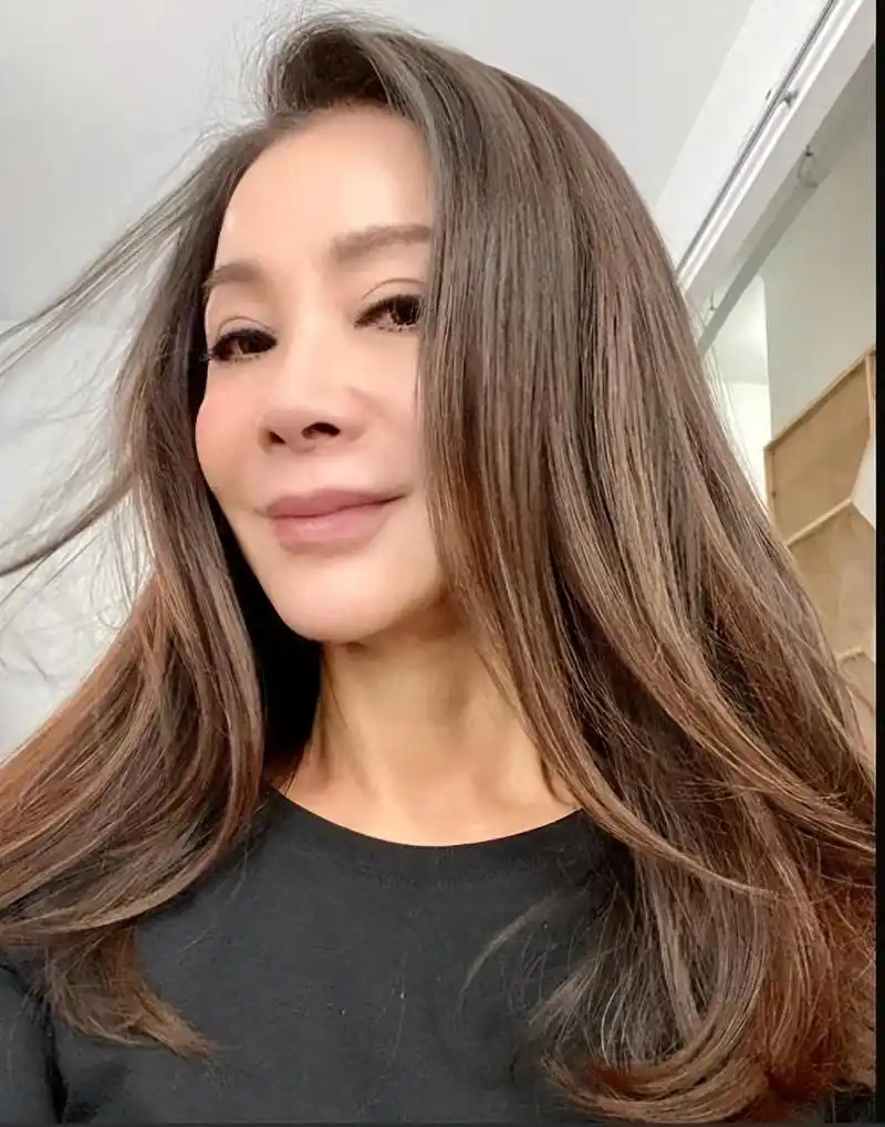 67岁陈美凤身材逆天秘诀在这!这动作不仅防病还让她美出新高度!