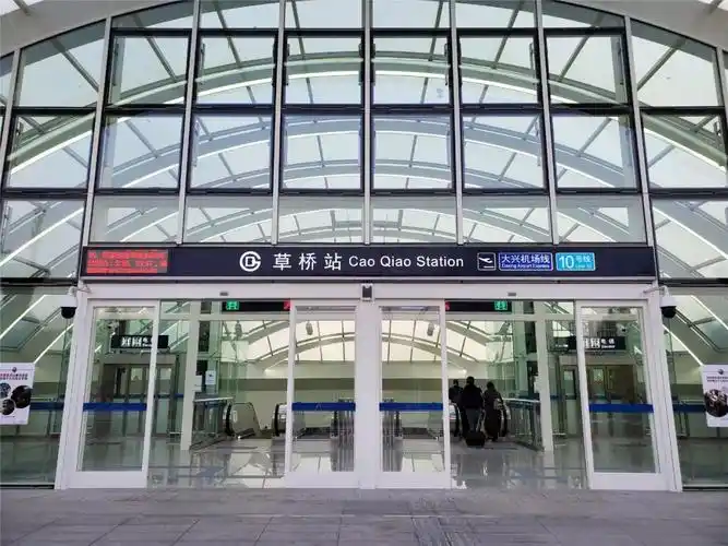 市区一端的首末站位于南三环路附近的草桥站,可与北京地铁10号线换乘