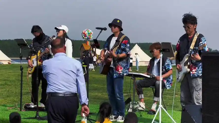 需要个过于翻译户外露营乐队现场感受大自然的气息和美景不要怕阿