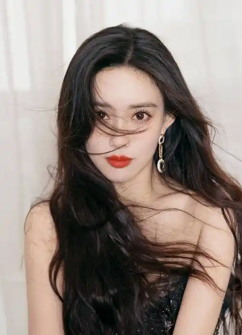 北影校花孟子义分享灰色抹胸长裙写真,秀丽清纯,娇美可人_长发_披肩