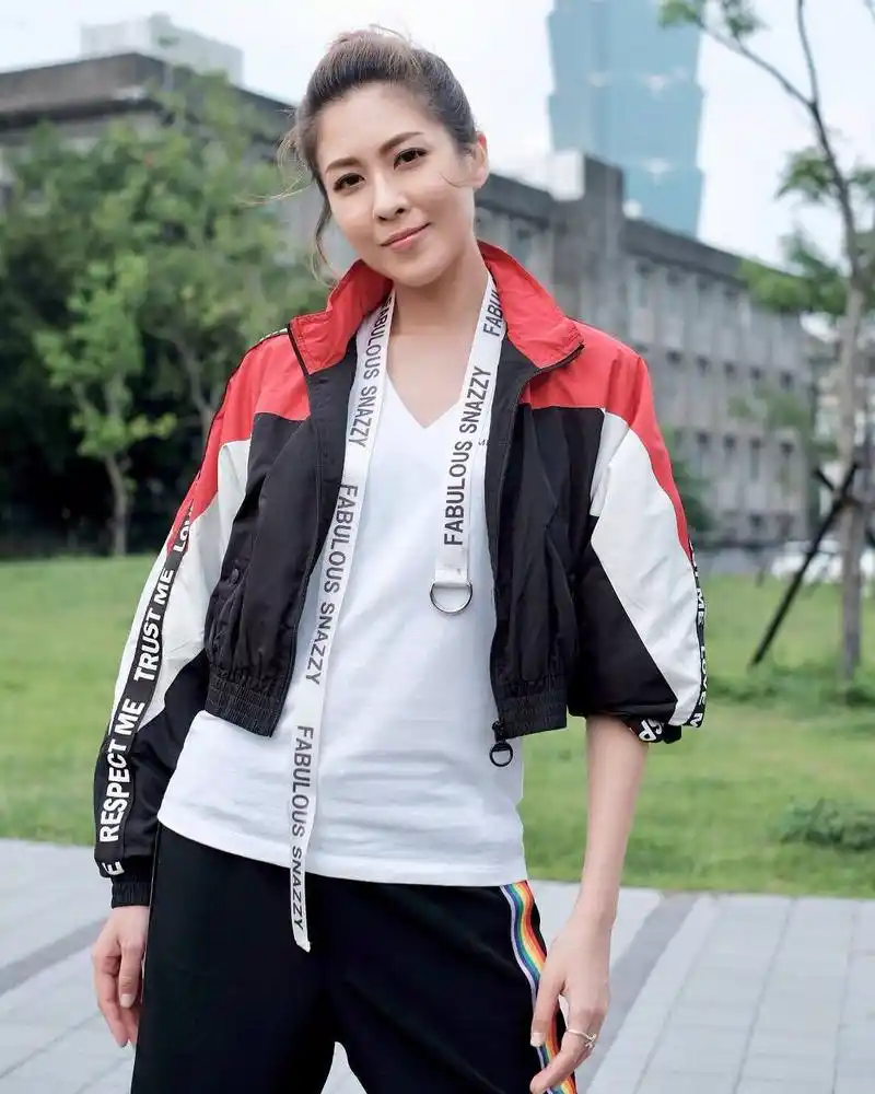 tvb陈敏之分享靓丽组照,一身运动look大气有型,派头十足!