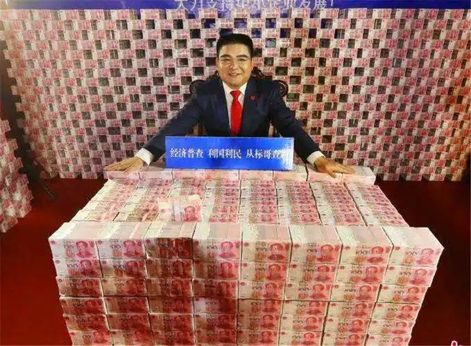 一个亿换成现金有很多种形式,比如全部是一块钱的硬币,10元,20元,50元