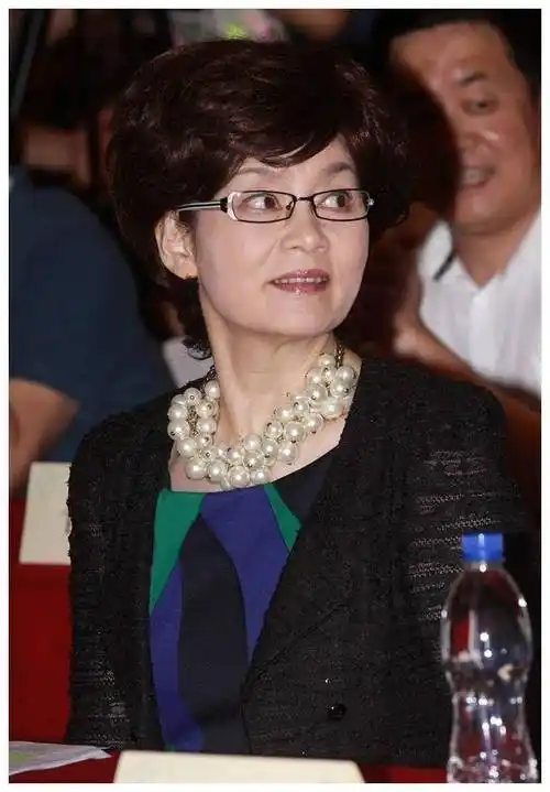 潘虹,69岁,别样时尚风采,引领时尚界,震撼年轻一代_生活_魅力_的设计