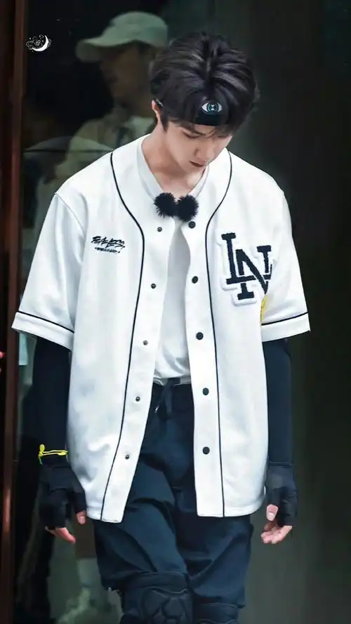 刘耀文衣服上好多笑脸